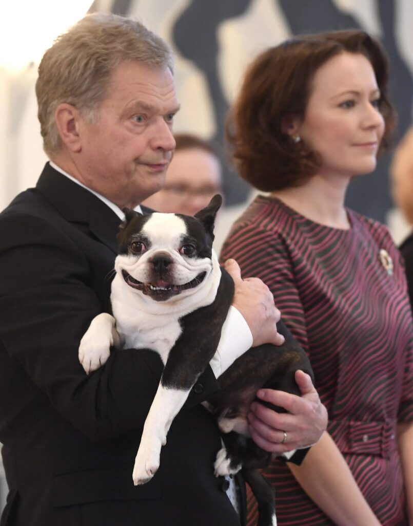 Finský prezident Sauli Niinisto s manželkou Jenni Haukio a jejich psem Lennu
